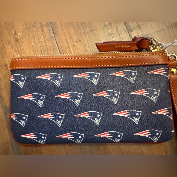 Dooney & Bourke Patriot Pebbled Leather Wristlet.  Excellent Condition. - Picture 2 of 3